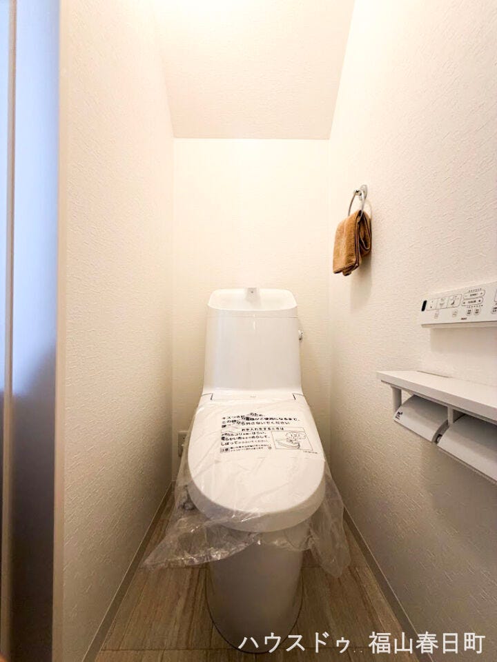■ウォシュレット付き■温水洗浄便座を標準装備。毎日使う場所だからこそ、快適さにこだわった上質なトイレ空間です。
