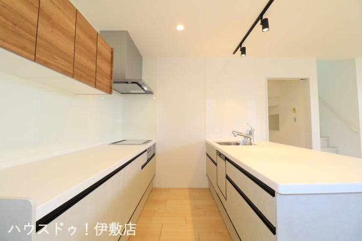 西陵３丁目 新築戸建 【II型キッチン】
作業スペースが広く、ご夫婦やお子様と一緒に料理を楽しめるII型キッチン。複数人でキッチンに立ってもゆとりがあります。