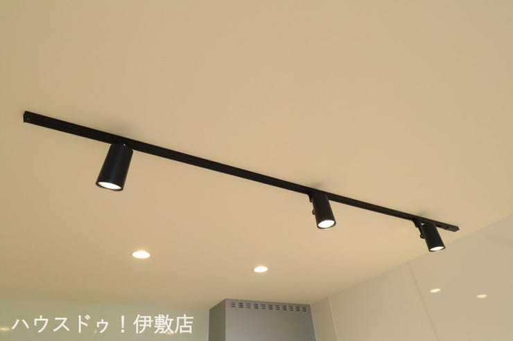 西陵３丁目 新築戸建 【ダクトレール照明】
スポットライトを動かして必要な場所を的確に照らせるダクトレール。手元を明るくしたい時や、模様替えの際にも活躍します