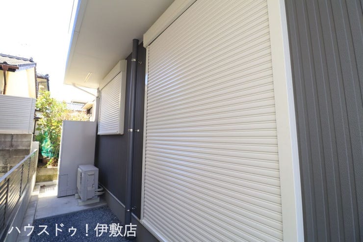 西陵３丁目 新築戸建 【シャッター雨戸】
防犯・防災対策に大活躍するシャッター雨戸を標準装備。外出時や就寝時の安心感を高め、大切なご家族と住まいを守ります。