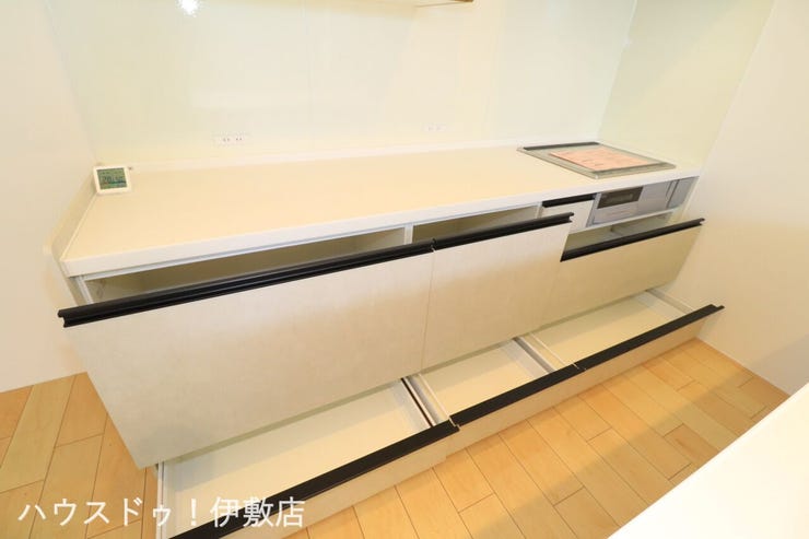 西陵３丁目 新築戸建 【キッチン引き出し】
両サイドにたっぷりの引き出し収納を確保。調理器具や調味料をまとめてしまえるので、ワークトップを広く清潔に使えます
