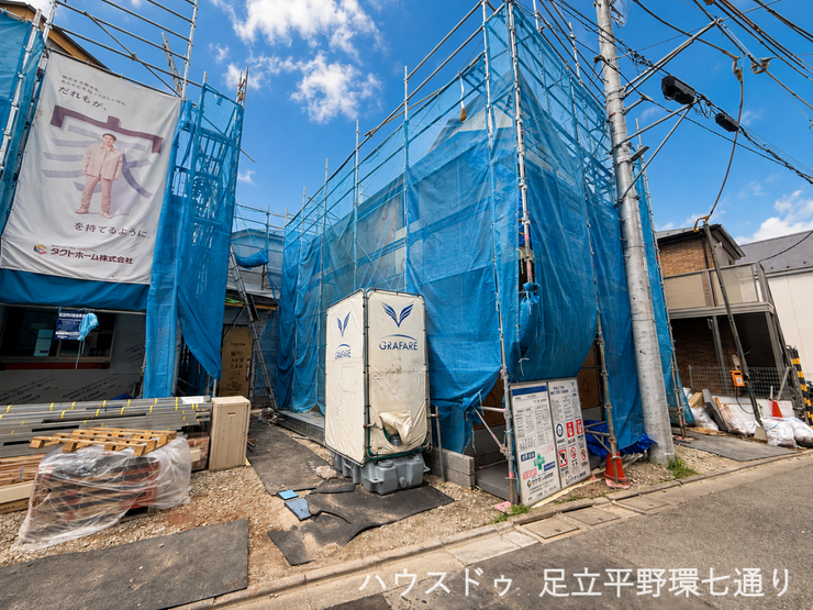 複数棟が並ぶ新築分譲住宅。統一感のある街並みと、新生活を同時期に始めやすい環境が魅力です。