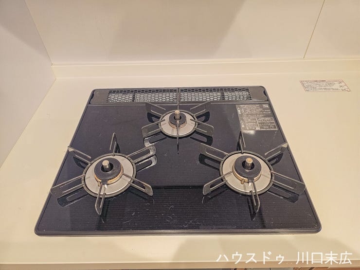 複数のお料理を同時に進行でき、家事の効率を高める便利な3口ガスコンロ。