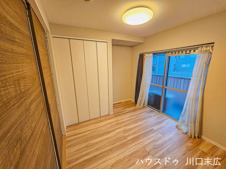 お部屋をすっきりと保つことができる、大容量のクローゼットを備えた洋室です。