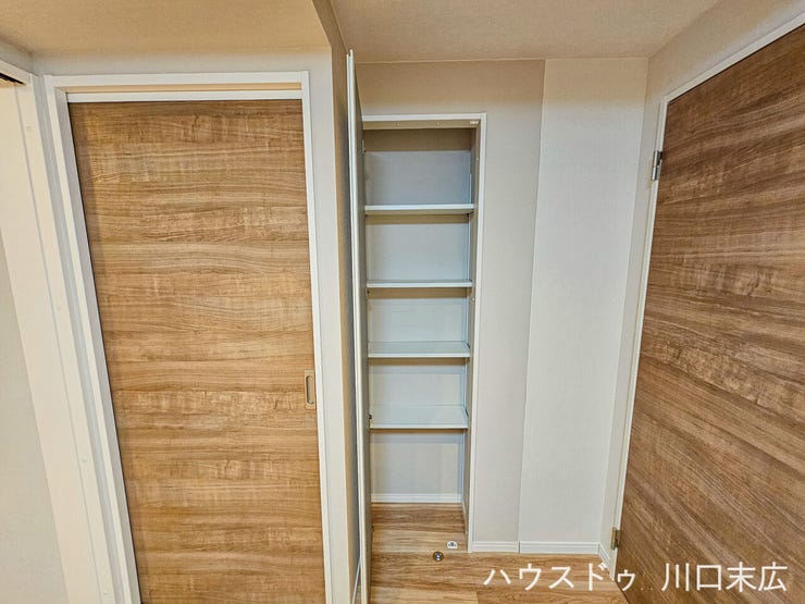 日用品のストックや掃除用具の整理に重宝する、高さ調節が可能な可動棚付きの収納。