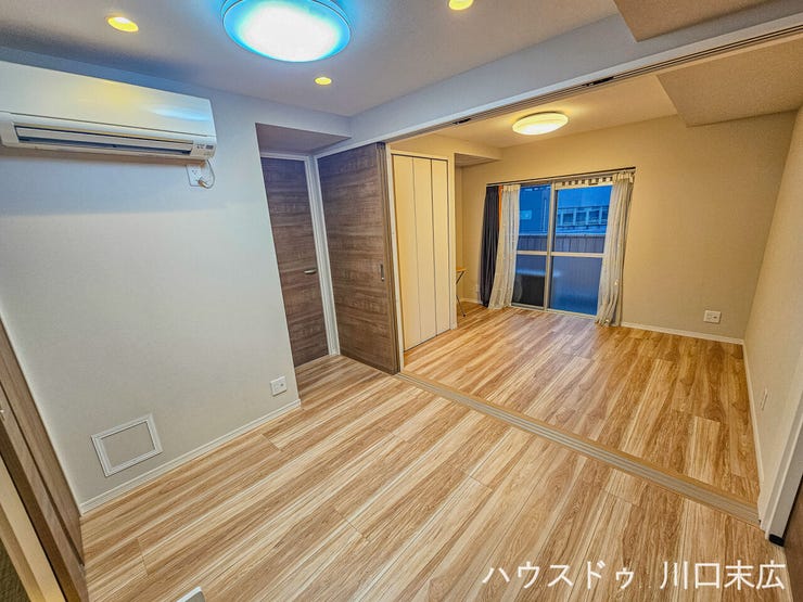 木目の美しいフローリングと引き戸で繋がる、開放感あふれる居住空間です。