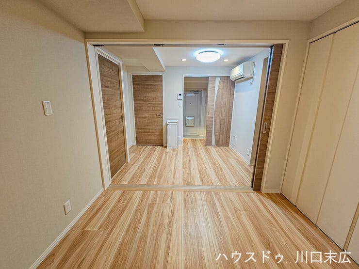 ライフスタイルに合わせて空間を柔軟に仕切れる引き戸を備えた設計を採用しています。