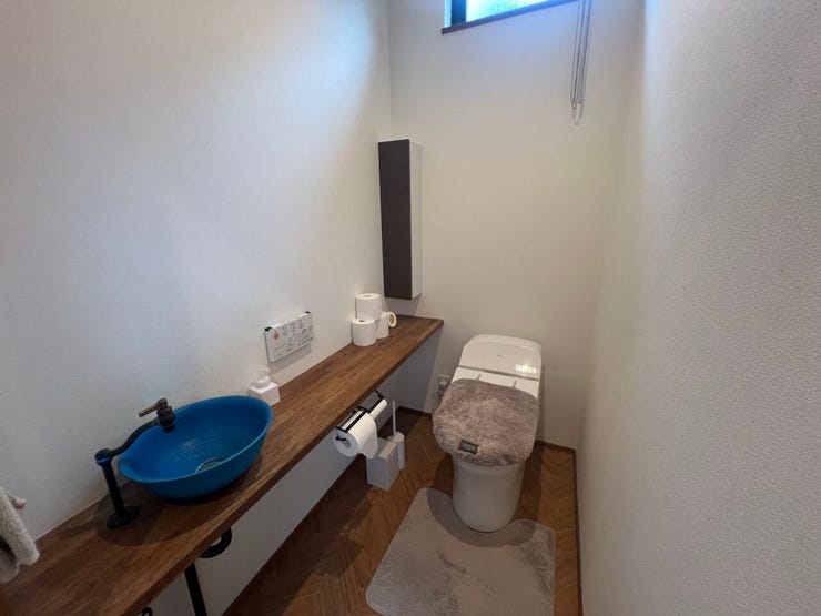 手洗いカウンター付きのトイレですので大変に衛生的です!