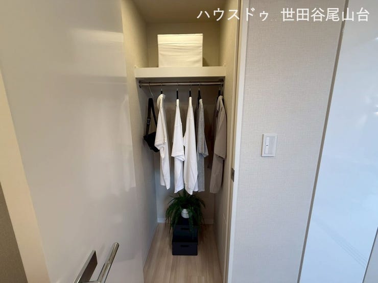 ハンガーパイプ付きのクローゼットで、お洋服を掛けたまま収納できます。