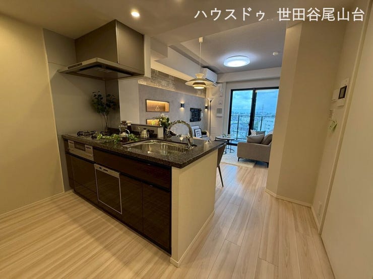 収納スペースを豊富に備えたキッチン。調理器具や食材もすっきり整理できます。