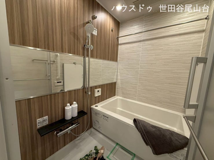 一日の疲れをゆったり癒せる、快適なバスルームです。