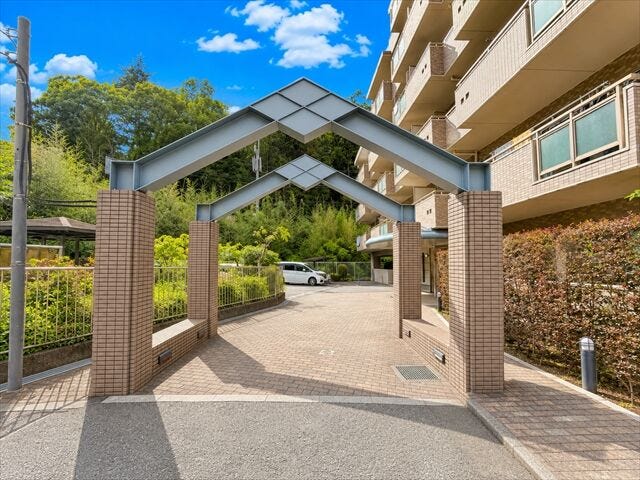 アーチゲート:空間をゆるやかに区切りながら、エントランスに高級感や柔らかい印象を与えます。