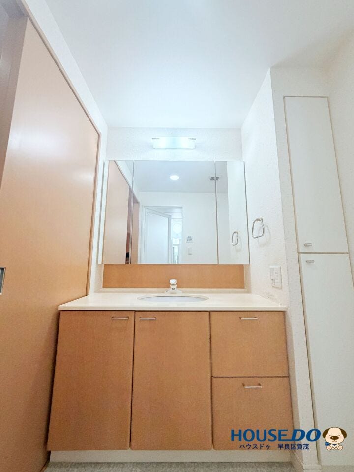 ナチュラルな木目調が魅力の洗面台。
落ち着いた雰囲気と機能性を兼ね備えた使いやすい空間です