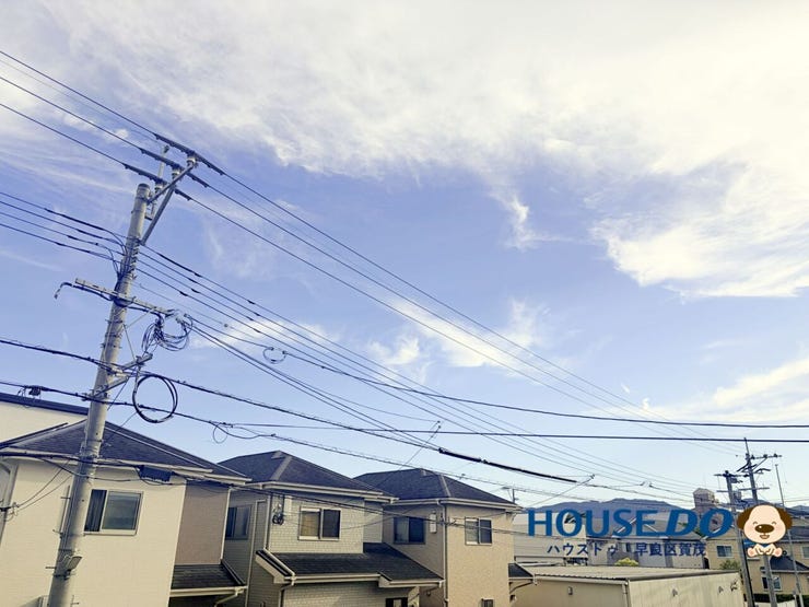 青空が広がる開放的な眺望。
日々の暮らしの中で、心地よい景色とゆとりを感じられます。