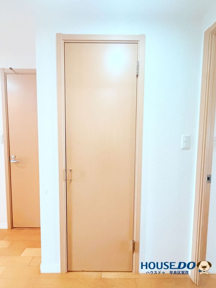 廊下には便利な収納スペースを確保。棚付きで日用品や掃除用品、ストック品などをすっきり整理できます