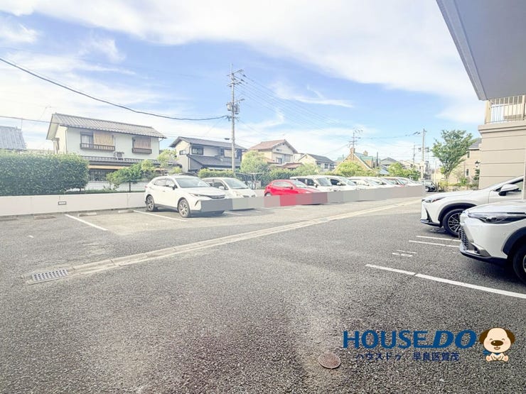広々とした平置き駐車場を完備。
車の出し入れがしやすく、日々の利用も快適。
ゲスト用駐車場もあり、来客時にも便利です。