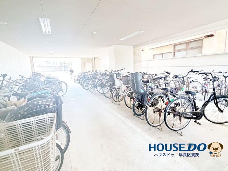 広々とした屋根付き駐輪場を完備。
雨風から大切な自転車を守り、
毎日の出し入れも快適に利用できます。