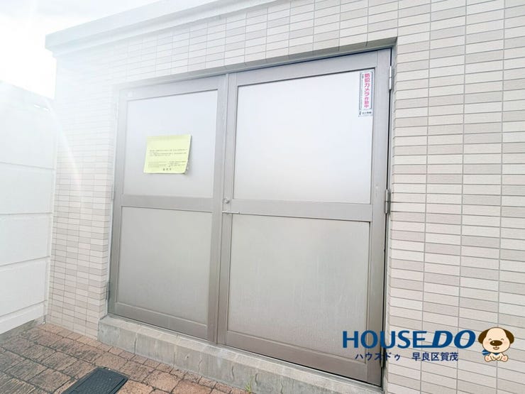 建物内に完備されたごみ置き場は、扉付きで使いやすく安心。日々の暮らしを快適にサポートします。