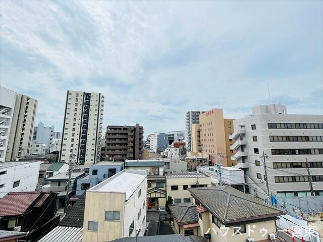 奥行きのある街並みを見渡せる6階からの眺望です。日々の暮らしに心地よい開放感をもたらします。