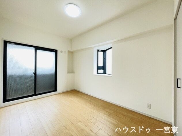 【6.6帖】バルコニーに面した窓は大きくとってあり、たっぷりと陽光がふりそそぐ明るい空間です。ホッと一息つきたい時にもすぐに出られるのは嬉しいですね。