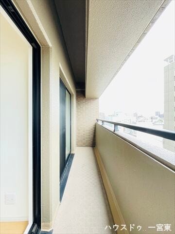 【6.6帖洋室隣接】直射日光が少ないため、日陰を好む植物のプランターにもおすすめの北側バルコニーです。