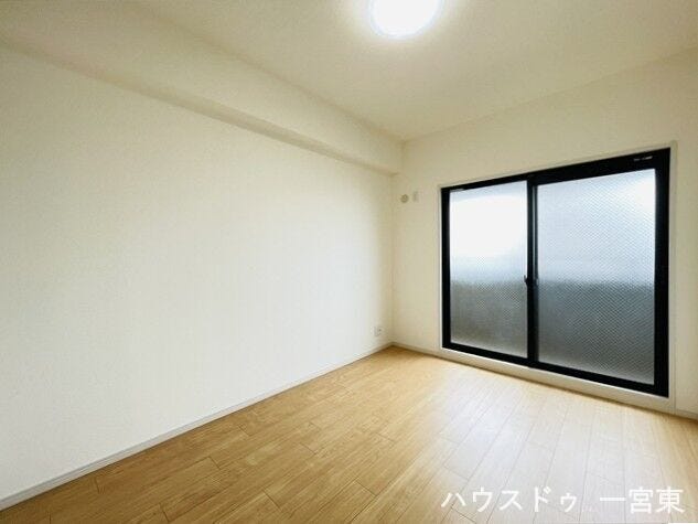 【6帖北】明るい木目と、白を基調としたお部屋です。南側なので明るい日差しが差し込みます。