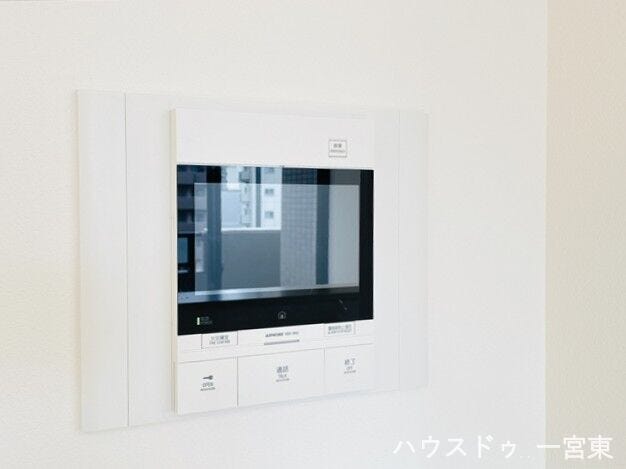 【モニター付きインターホン】モニター付きインターホンが付いており、不審な訪問にも安心して対応できます。