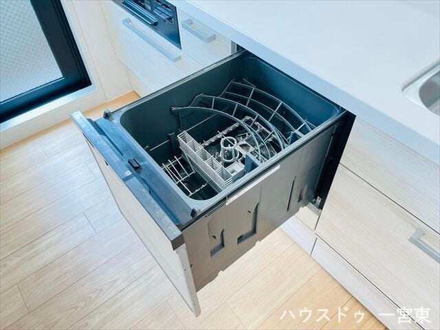 【食器洗浄乾燥機】食器洗浄機付きのシステムキッチンは家事の時間短縮にもなります。