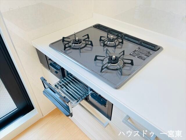 【コンロ】3口コンロは、調理をしながら作り置きしていた料理を温め直すときや煮込み料理を作った時の鍋の置き場所として使えて便利です。