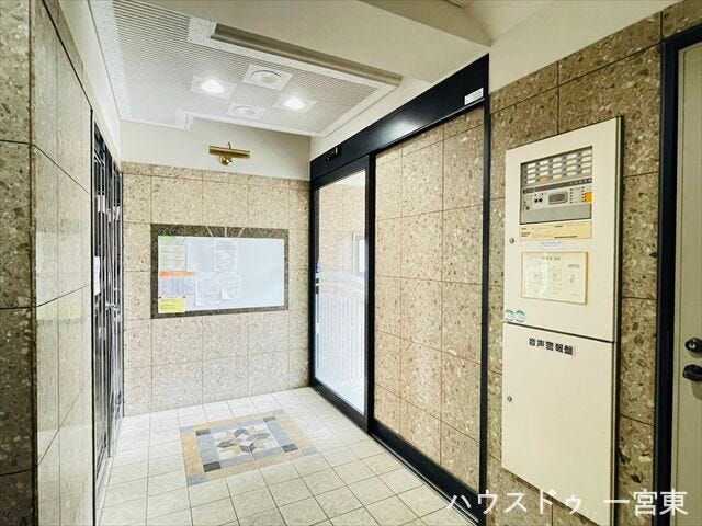 大きなドアの入り口から光が差し込み明るいです。