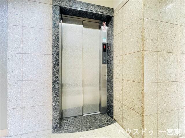 8階建てマンションのためエレベーターが設置されています。買い物後の荷物を運ぶ際にはとても助かります。