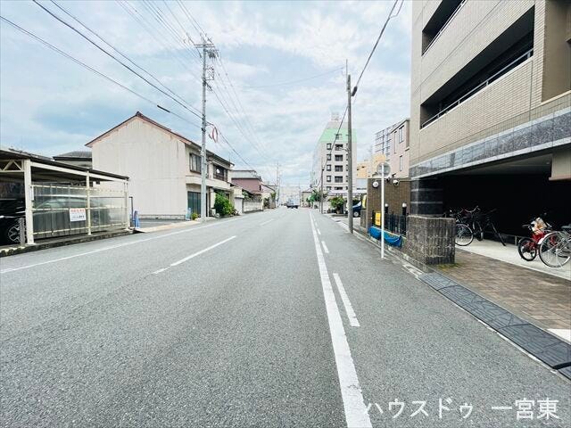 ≪北側東向き≫
幅員が広く歩道もあるため、安心して歩くことができます。