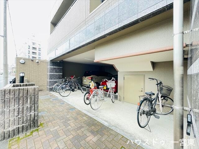 ≪駐輪場≫
屋根がついているので大事な自転車が守られます。