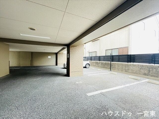 敷地内に駐車場がございます。空き状況はお気軽にお問い合わせください。