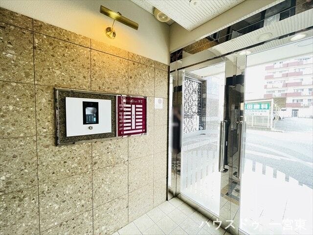 壁に高級感を感じさせる敷石が施工されているのでマンション全体も豪華なイメージになりますね。