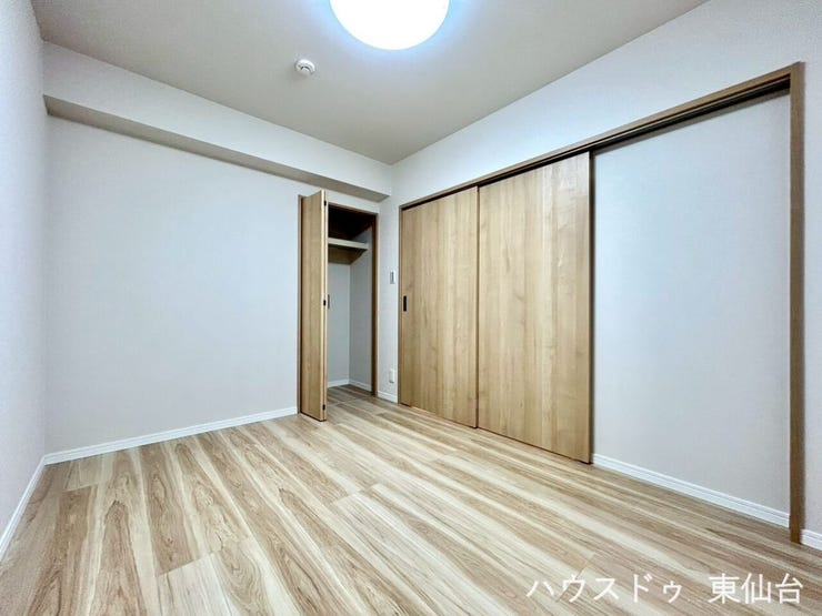 白×木目の組み合わせで、飽きのこないデザイン。
