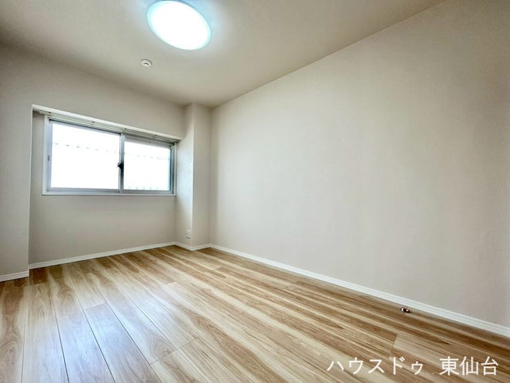 自然光がしっかり入る、気持ちのいい明るさの洋室です。