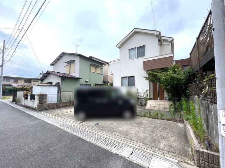 ◇外観◇
小屋裏収納つきです。使用頻度の低い季節家電の収納や、趣味の部屋、お子様の遊び場や書斎として。収納スペースとしてだけでなく、様々な用途でお使いいただける多様性のある空間です。