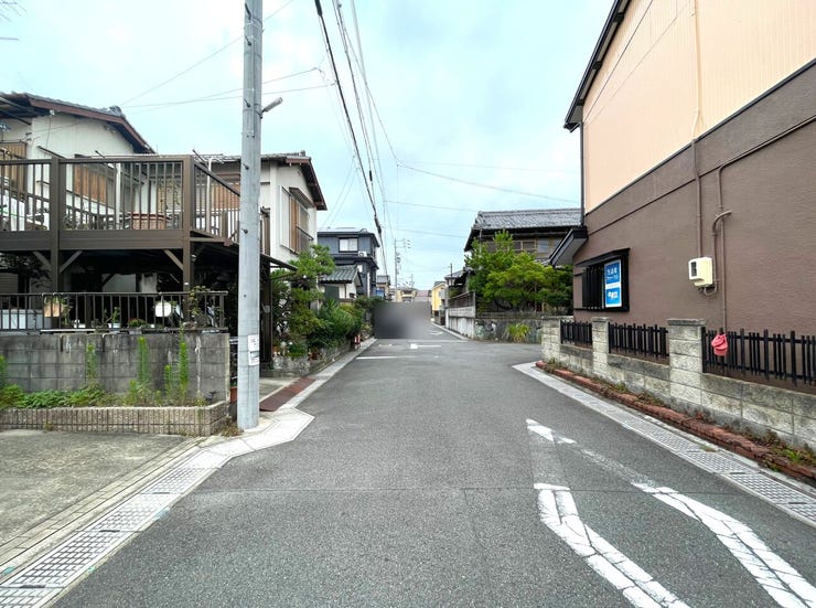 ◇前面道路◇
西側に面する道路は約6mです。車2台がすれ違っても安心な幅です。事故率や歩行者の安全性、騒音などを考えると程よい幅なのではないでしょうか。