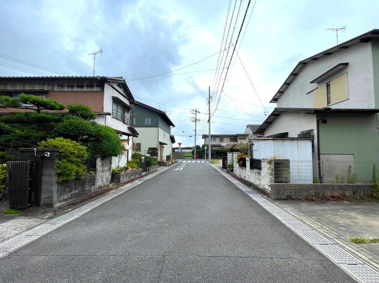 ◇前面道路◇
駐車スペースは3台可能です。来客時や、将来、車を買い足す場合にも安心です。ゆとりある駐車スペースは生活スタイルに合わせて柔軟に対応できますね。自転車やバイクなども置いていただけます。