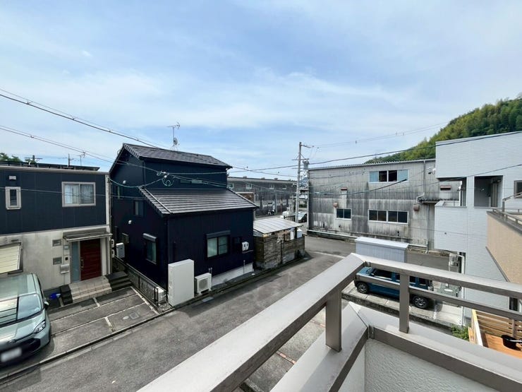 バルコニーからの眺望です。周囲に視界を遮るような高い建物が隣接しておらず、広く空を見渡すことができる開けた景観が広がっています。