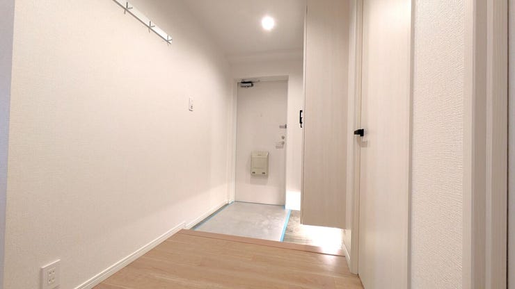 ■玄関■
白を基調とした広々とした玄関は、ゆとりある空間で出入りも快適。荷物を置いても圧迫感がなく、明るく開放的な印象で、家族や訪れる人を気持ちよく迎えられる、暮らしやすさに配慮された玄関です。