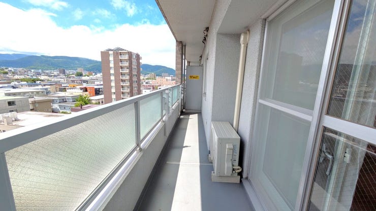 ■バルコニー■
南西向きで陽当り良好な7.56㎡のバルコニー!お洗濯物もカラッと乾きそうです♪リビングの窓からも心地よい光が差し込み、お部屋全体を明るく開放的に演出。暮らしにゆとりと彩りを与えます☆