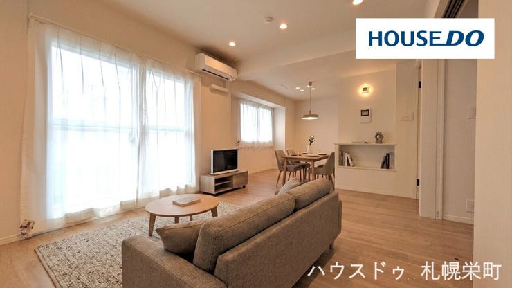 【リビング】
■LDK(約15.7帖)■
南西向きバルコニーから陽光が心地よく差し込む、明るく開放的なリビングダイニング。ご家族でゆったりと寛げる憩いの空間です。※画像は加工を施しております。