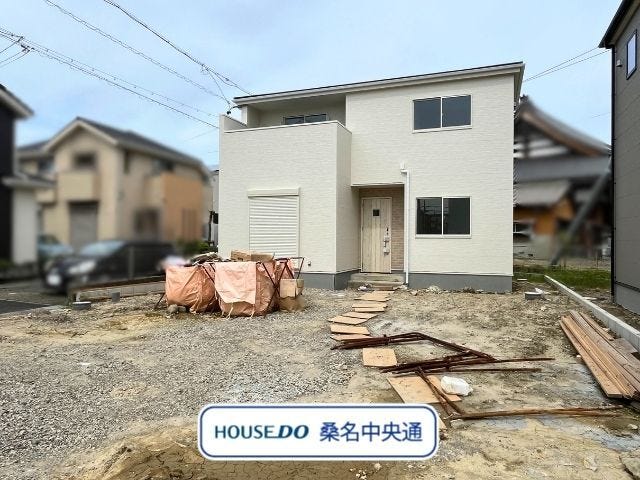 【外観】
桑名市江場に建つ4LDKの戸建てです。水まわりがまとまった家事がしやすい間取りです。(2026年7月31日撮影)
