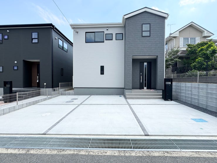 【外観】
1号棟、カースペース並列2台♪5月完成♪
周辺環境と合わせてご案内させていただきます♪
お気軽にお問合せください♪
TEL:0120-510-751