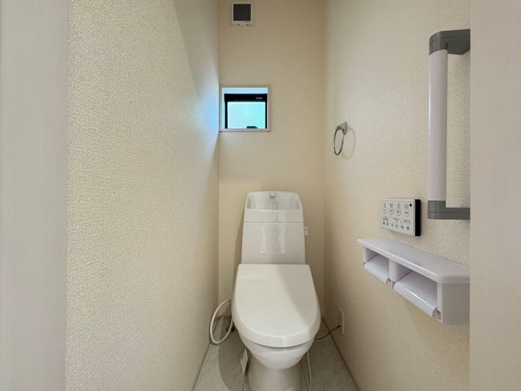 各階、温水シャワー付きトイレ完備♪