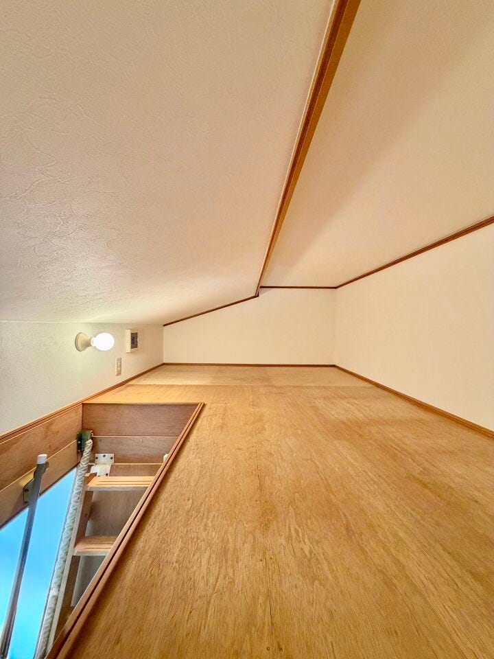 〈小屋裏収納〉換気扇付きの小屋裏収納は、季節ごとに使用する家電製品など、使用頻度の少ない物なども収納しておくことができます。