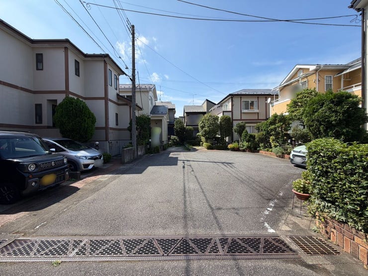 前面道路は広い回転道路で、駐車もラクラク♪