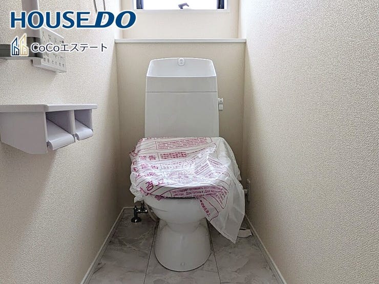 □■トイレ■□
温水洗浄便座付きトイレ♪
冬場や冷え込む時期にもお尻を温かく快適に保ちます。
また、汚れにくく掃除しやすい設備です。